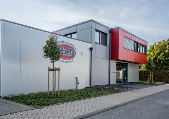 Erweiterung eines fleischverarbeitenden Betriebes mit Büro- & Verkaufsfläche