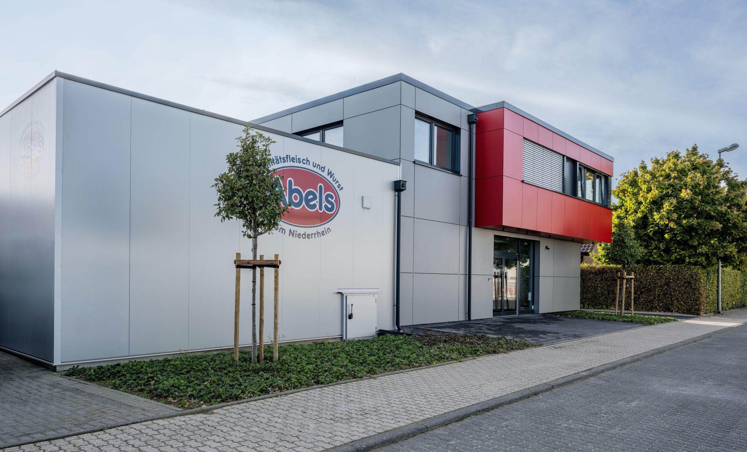 Erweiterung eines fleischverarbeitenden Betriebes mit Büro- & Verkaufsfläche